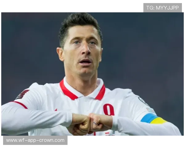 莱万这腰好像随时能掰弯金条，球场上秒变土豪假日狂欢？